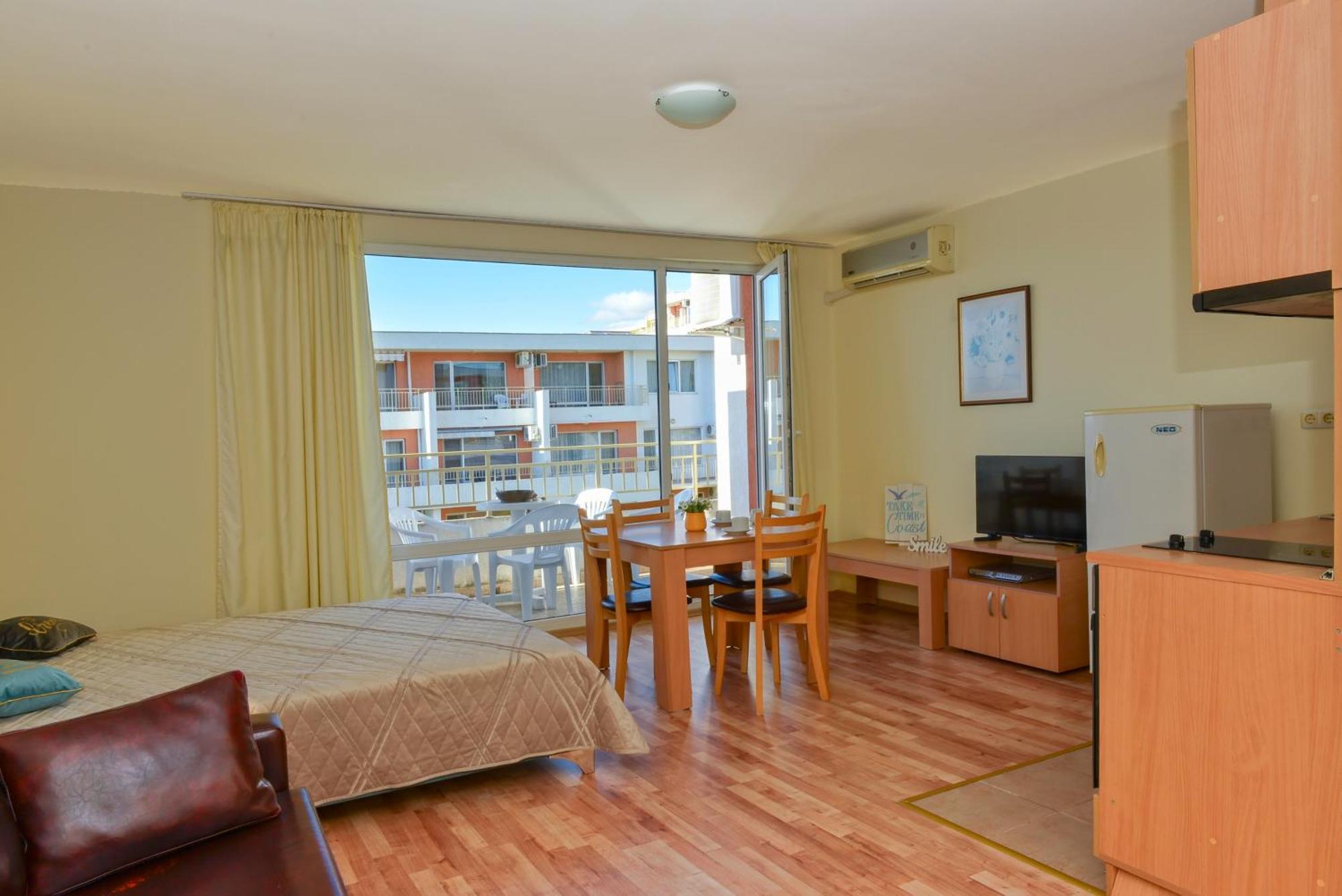 Crown And Imperial Apartments Sveti Vlas Exterior photo